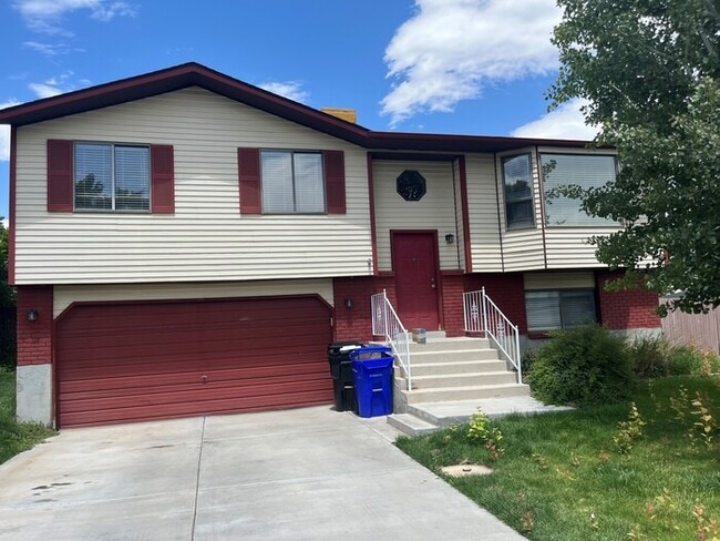 Primary Photo - Great West Jordan 4 Bedroom 2 Bath Home!