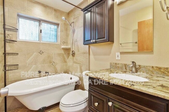 Building Photo - 8916 Fashion Dr
