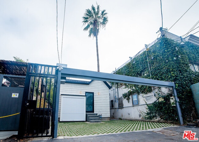 Building Photo - 205 Venice Way