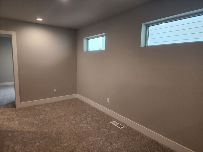 Building Photo - 3 bedroom Townhouse with Pool Access and E...