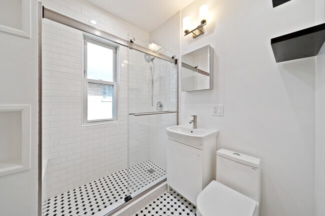 Building Photo - 616 Circle Ave