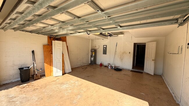 Building Photo - 10 Zebrawood Ct