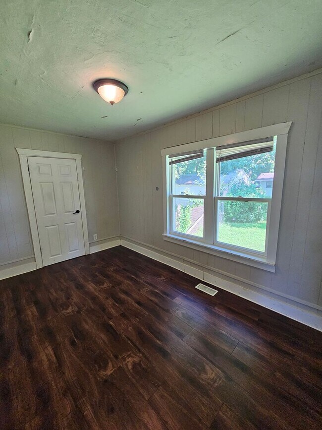 Building Photo - 2 bedroom | 1 Bathroom Home | Pets Welcome!