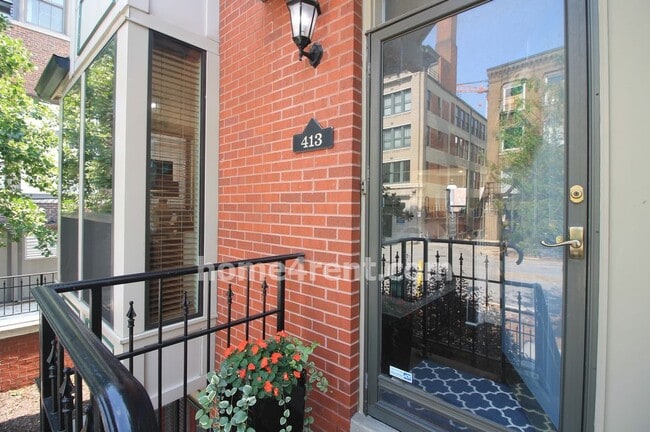 Building Photo - 413 W 10th St