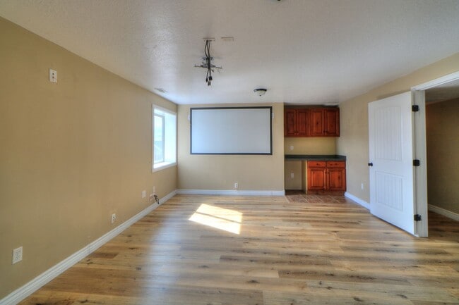 Building Photo - Traverse Mountain Pet Friendly Home.