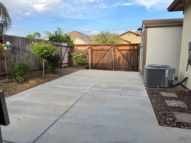 Building Photo - Immaculate Roseville property with solar!