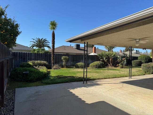 Building Photo - 6517 N San Pedro Ave