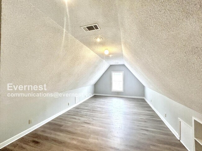 Building Photo - Spacious 3 Bed, 2 Bath / Pet-Friendly / Coming Soon!