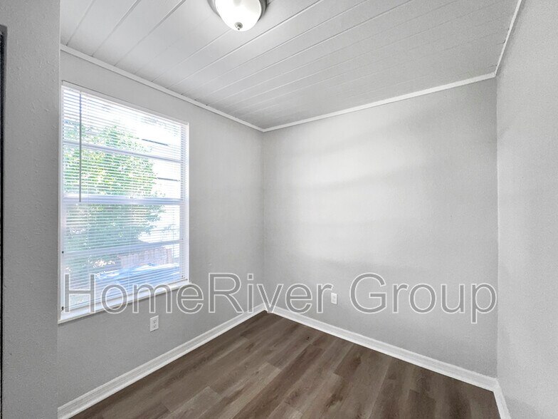 Building Photo - 3110 W Hartnett Ave
