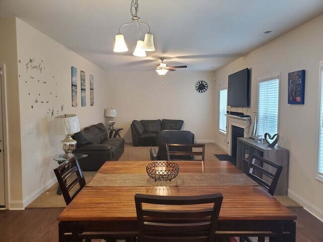 Building Photo - 4 bd/ 2.5 ba located MINUTES from Fort Bragg! Quiet Neighborhood!