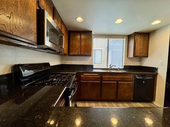 Building Photo - Light and Bright Townhouse-style condo in ...
