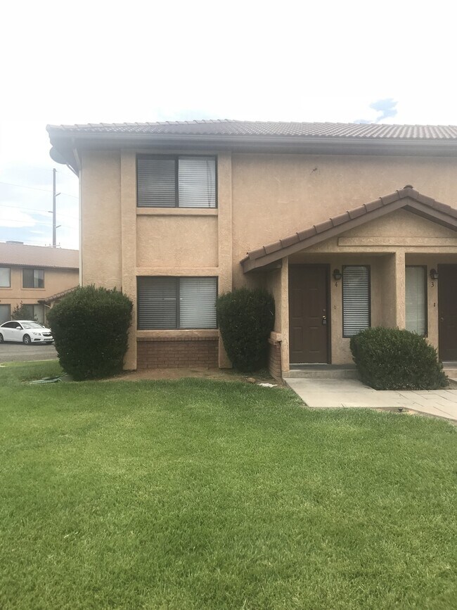 Primary Photo - Townhome near College