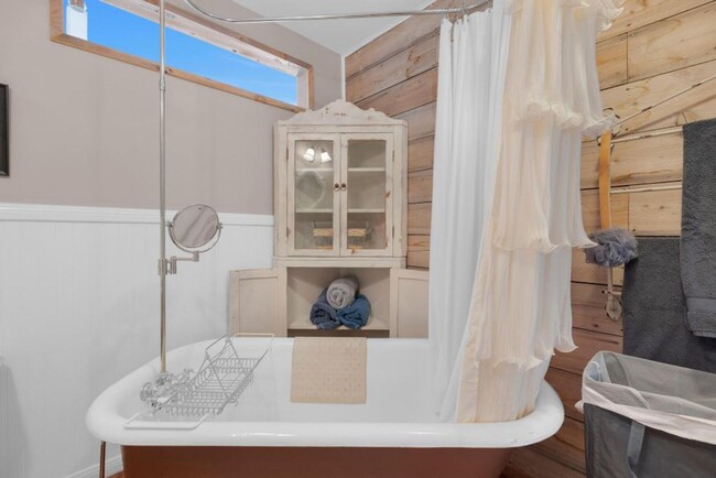 Building Photo - MOVE-IN SPEACIAL!! Peaceful Farmhouse Stud...