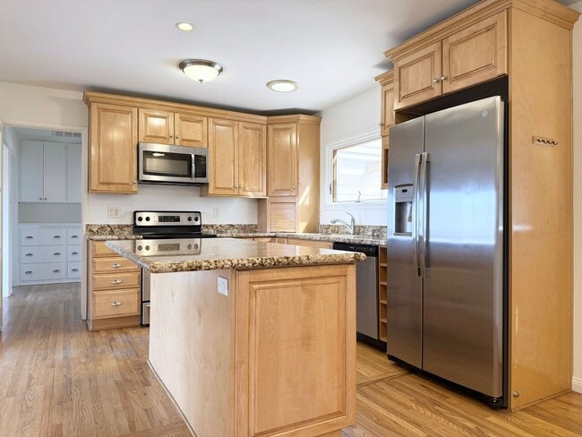 Building Photo - Country Charmer w/ Views Galore!