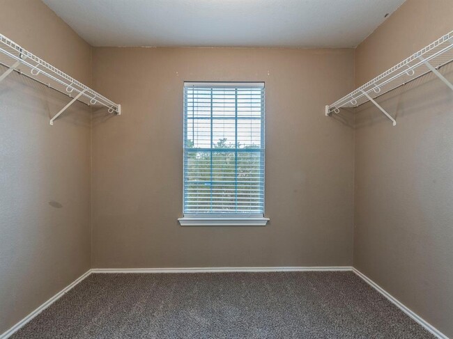 Building Photo - 221 Carriage Way