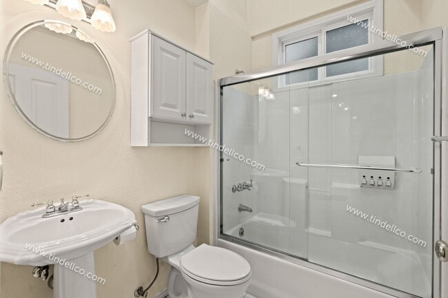Building Photo - Darling 2 Bedroom North Tabor Home With Of...