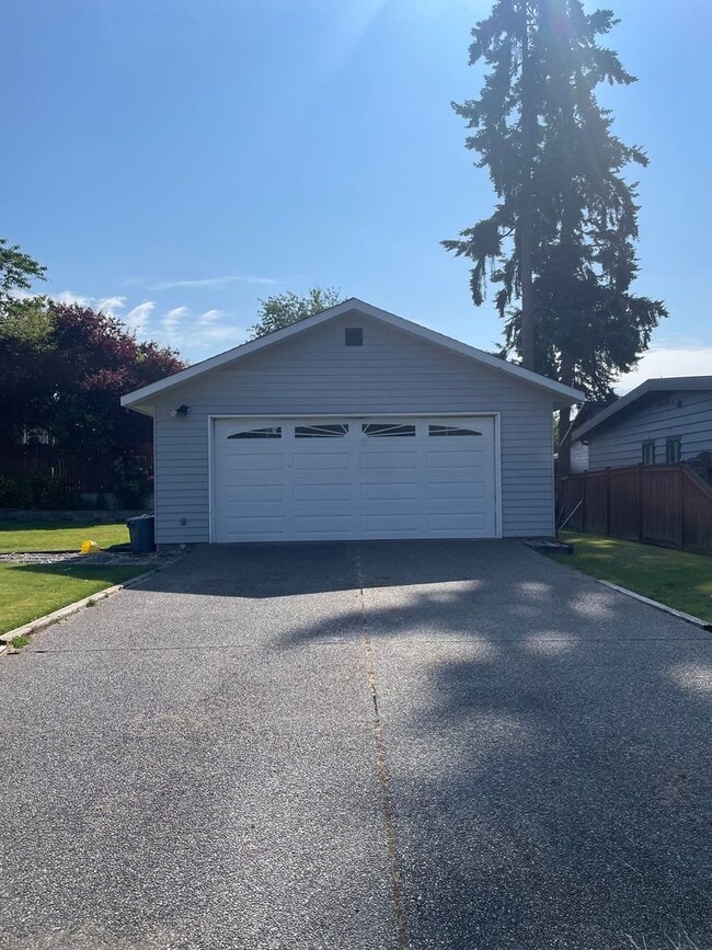 Building Photo - 2 BR/1.75 BA home in Edmonds