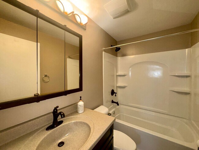 Building Photo - 2 Week Move In Special - 3 Bedroom, 2 Bath...