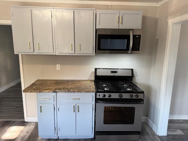 Building Photo - 930 S Victory St