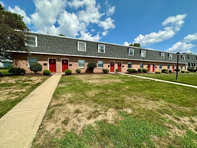 Building Photo - Lovely Hemlock Square 2BR Townhouse with Great Natural Light and Central Air!! Call Today!