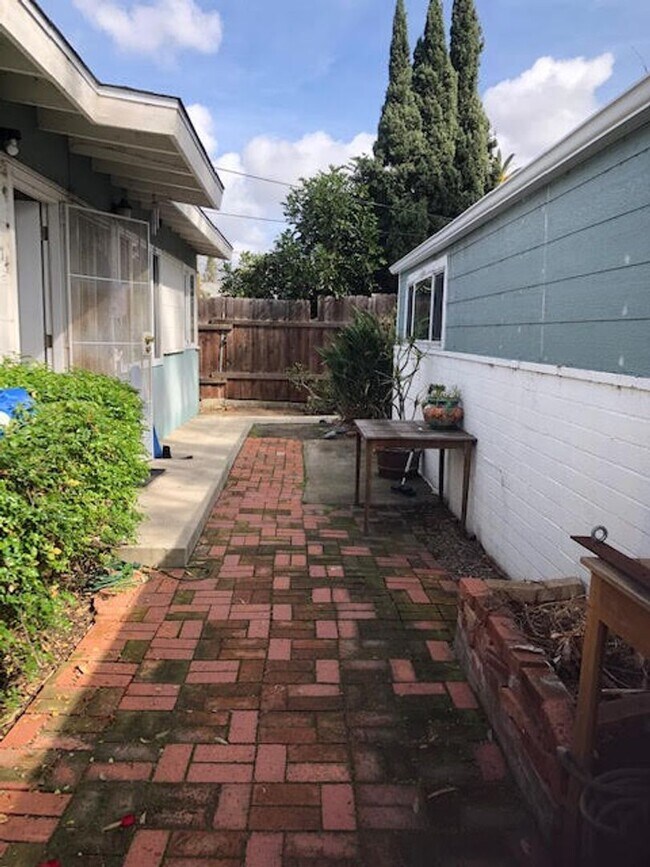 Building Photo - Hornblend