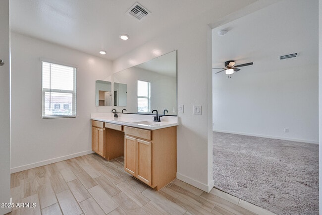 Building Photo - 509 E Elm Ln
