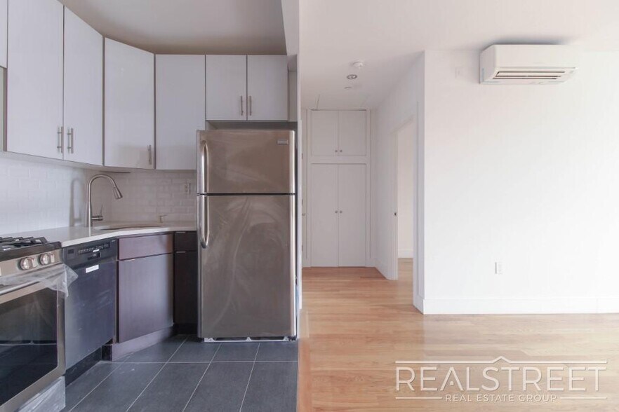 Building Photo - LUXURY 1 BED LOFT in Queens!