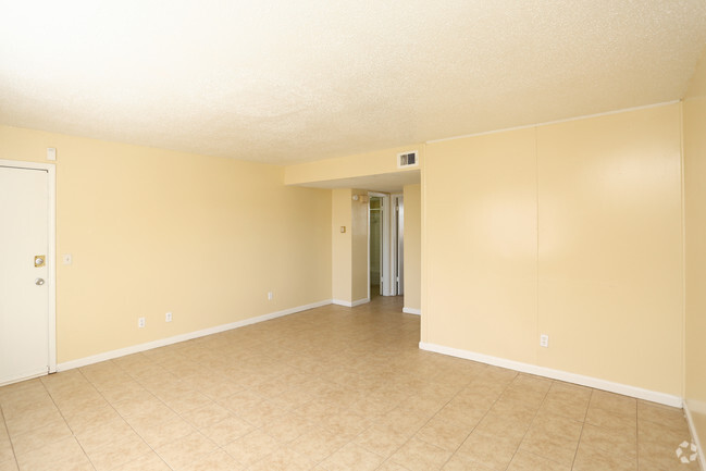 1BR, 1BA - 765SF - Living Area - Mira Vista