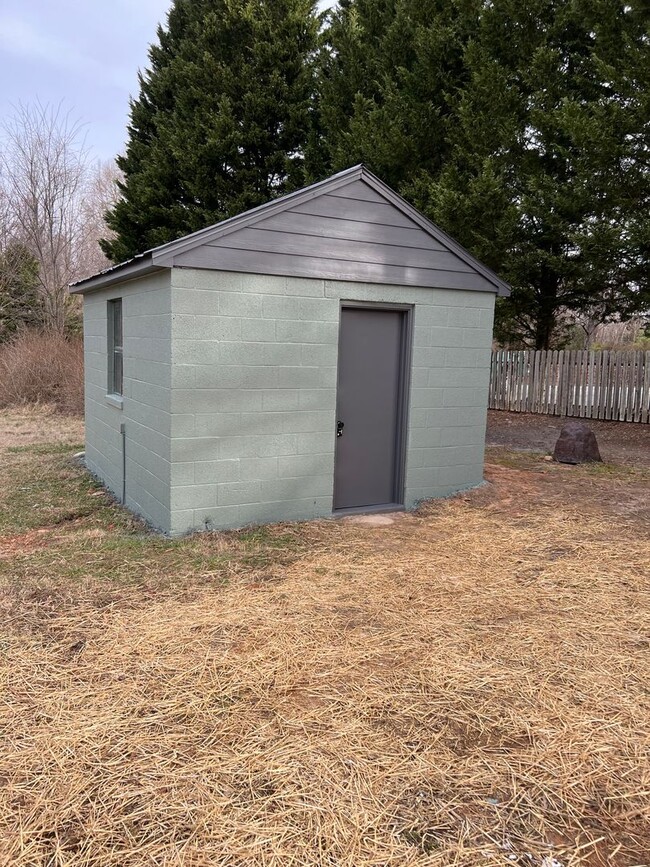 Building Photo - Charming Renovated Summerfield Cottage