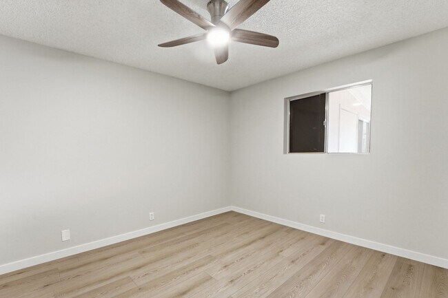 Building Photo - Spacious 3 Bed in Dreamland Villa | Corner Lot + Circular Drive