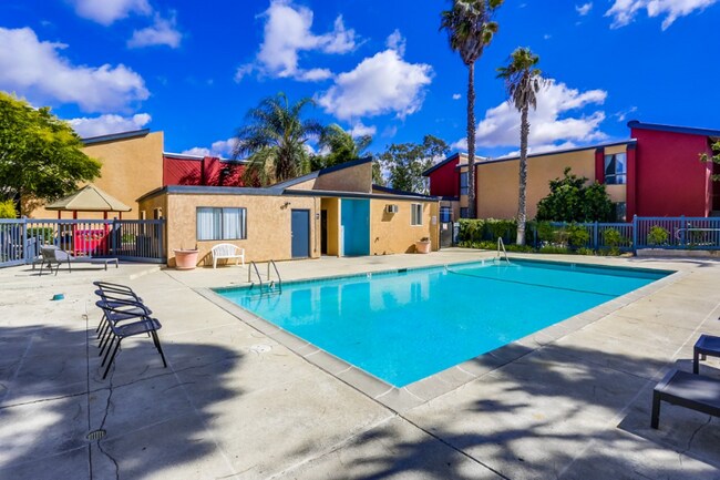 Building Photo - 818 E Alvarado St