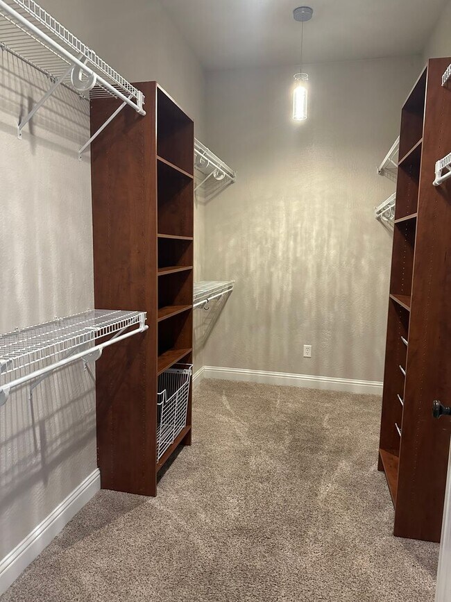 Building Photo - Amazing Price! Amazing Location!