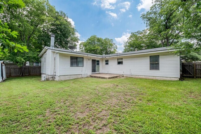 Building Photo - 8202 Polar Dr