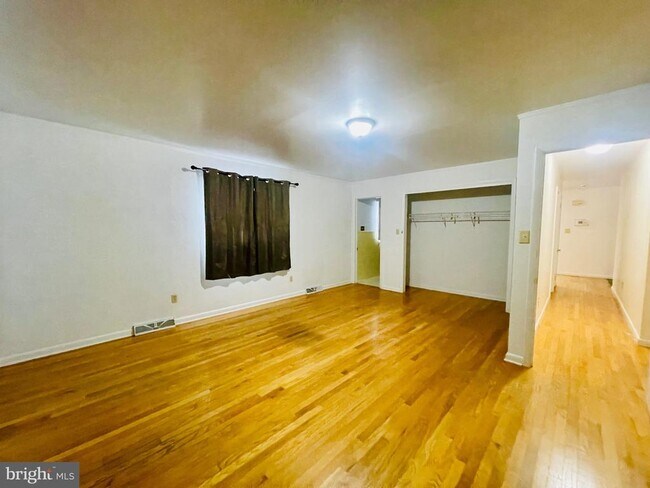 Building Photo - 4124 Lincoln Way E