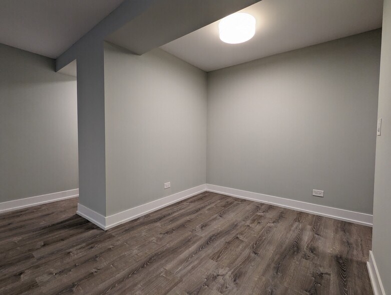 Building Photo - 456 W Barry Ave