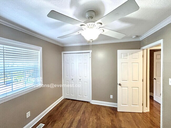 Building Photo - 6821 Knollcrest Dr