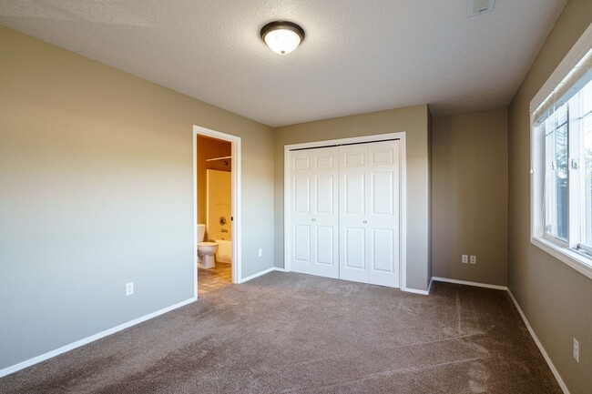 Building Photo - 3 Bedroom 2.5 Bath Duplex -Quick Easy Acce...