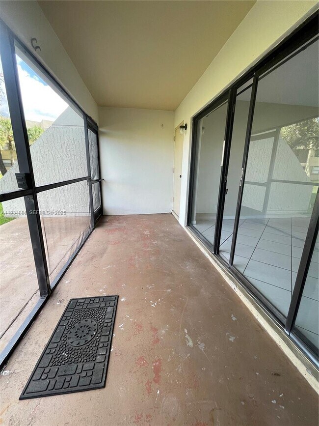 Building Photo - 210 Lakeview Dr