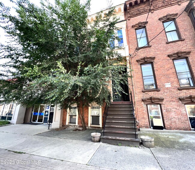 Building Photo - 390 Clinton Ave