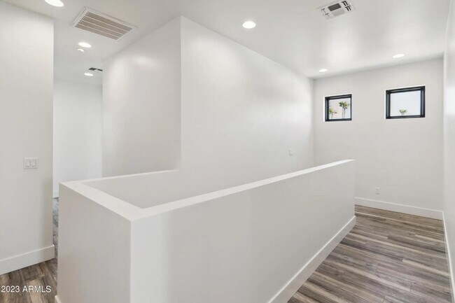 Building Photo - 902 W Hazelwood St