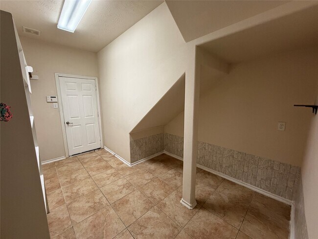 Building Photo - 6826 Pheasant Oak Dr