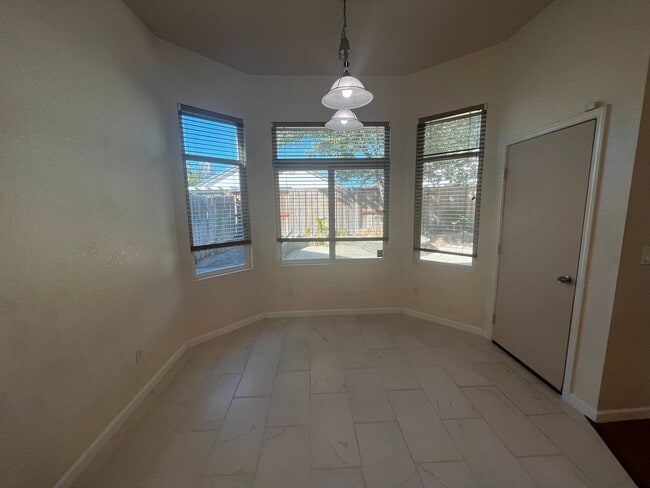 Building Photo - Beautiful Clean 3 Bedroom 2 Bath 1451 Sqft...