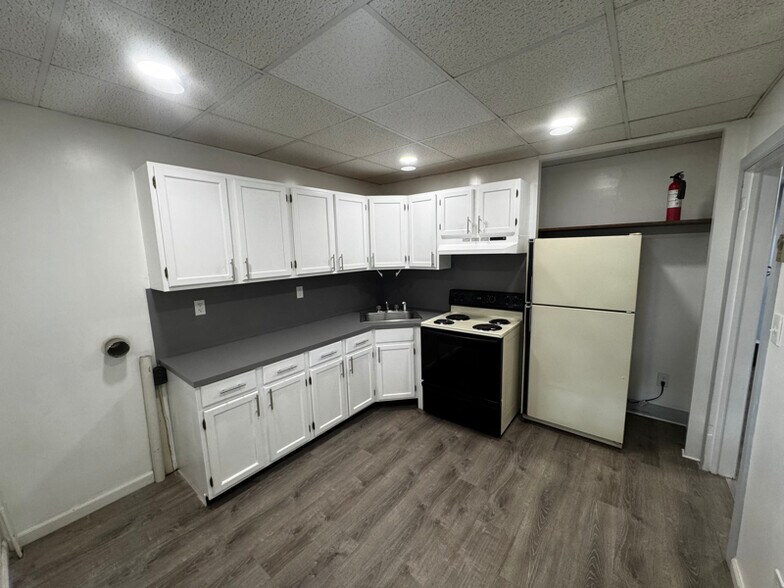 Building Photo - 618 Gibbons St