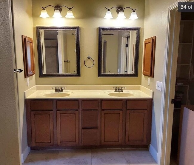 Building Photo - 704 Darlington Dr