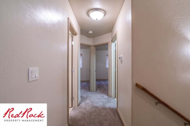 Building Photo - Beautiful 3 bedroom, 2.5 bathroom Townhome...