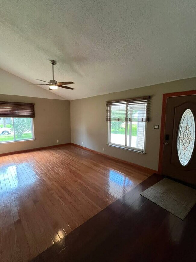 Building Photo - "Spacious 3 Bedroom/2 Bath Home in Florissant!"  Available for Move-In on 8/15/2026