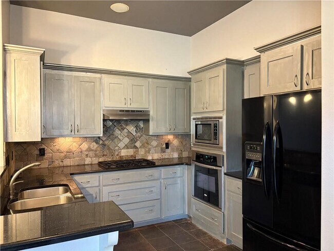 Building Photo - 2505 S Everest Ave
