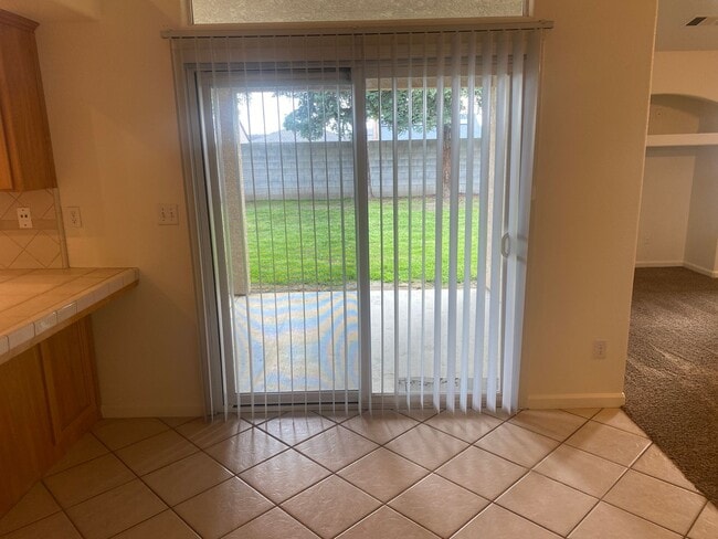 Building Photo - 4 bedroom 2 bathroom house in SE Visalia!