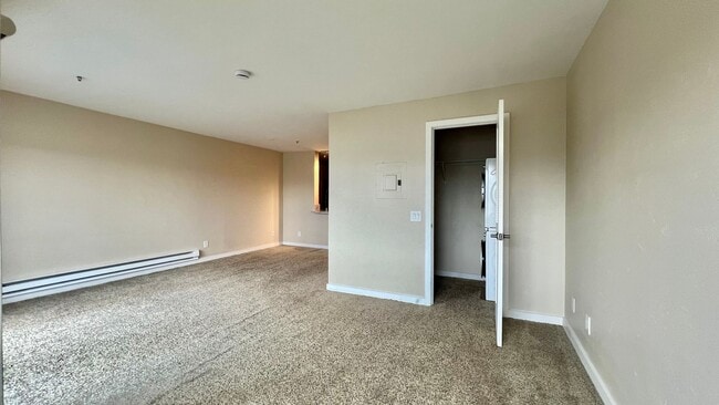 Building Photo - Top Floor Sweet and Spacious studio with resort style amenities and In-Unit Washer & Dryer!