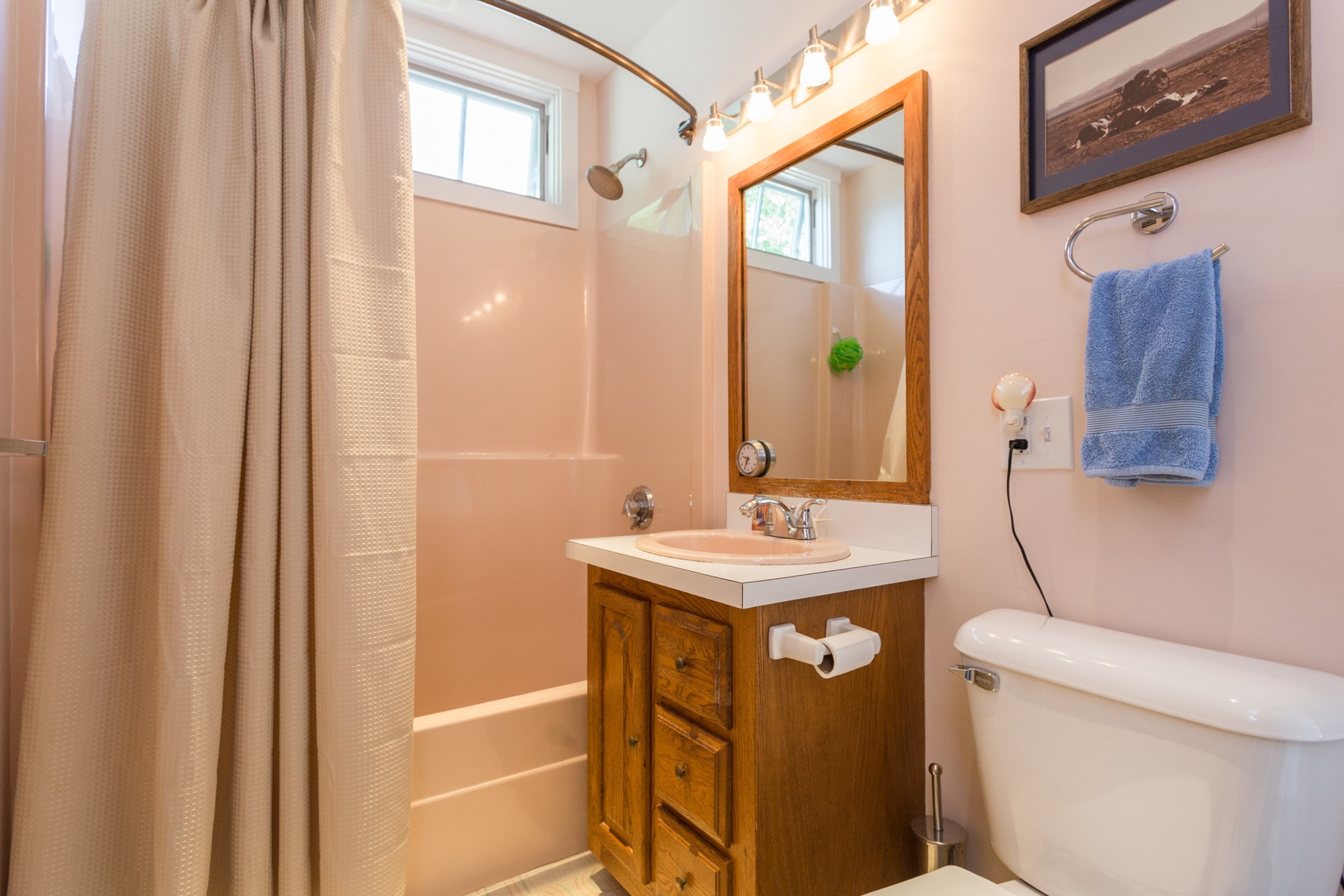 Full first floor bathroom with shower/tub - 28 Island Ave
